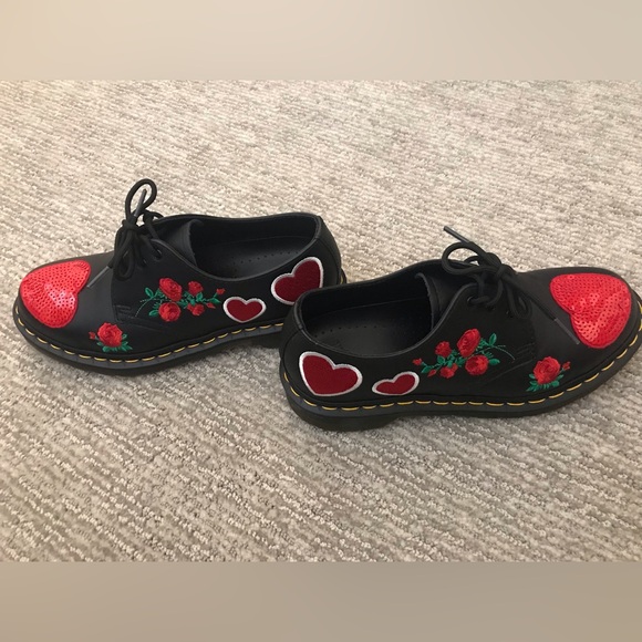New, unworn Dr. Marten’s 1461 / HEARTS — EU39 - Picture 2 of 5